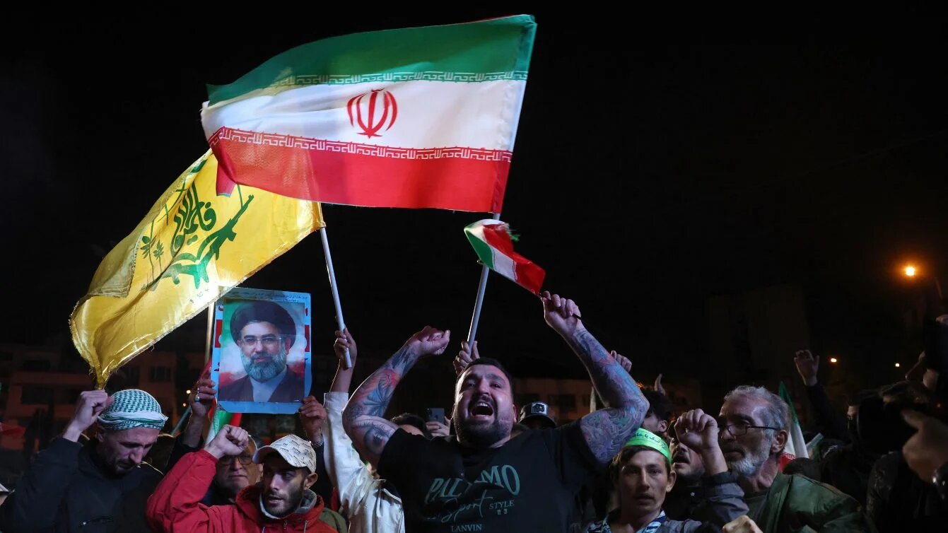 Iranians react after a ceasefire announcement at the Enqelab Square, in Tehran, on 8 April 2026. STR/AFP