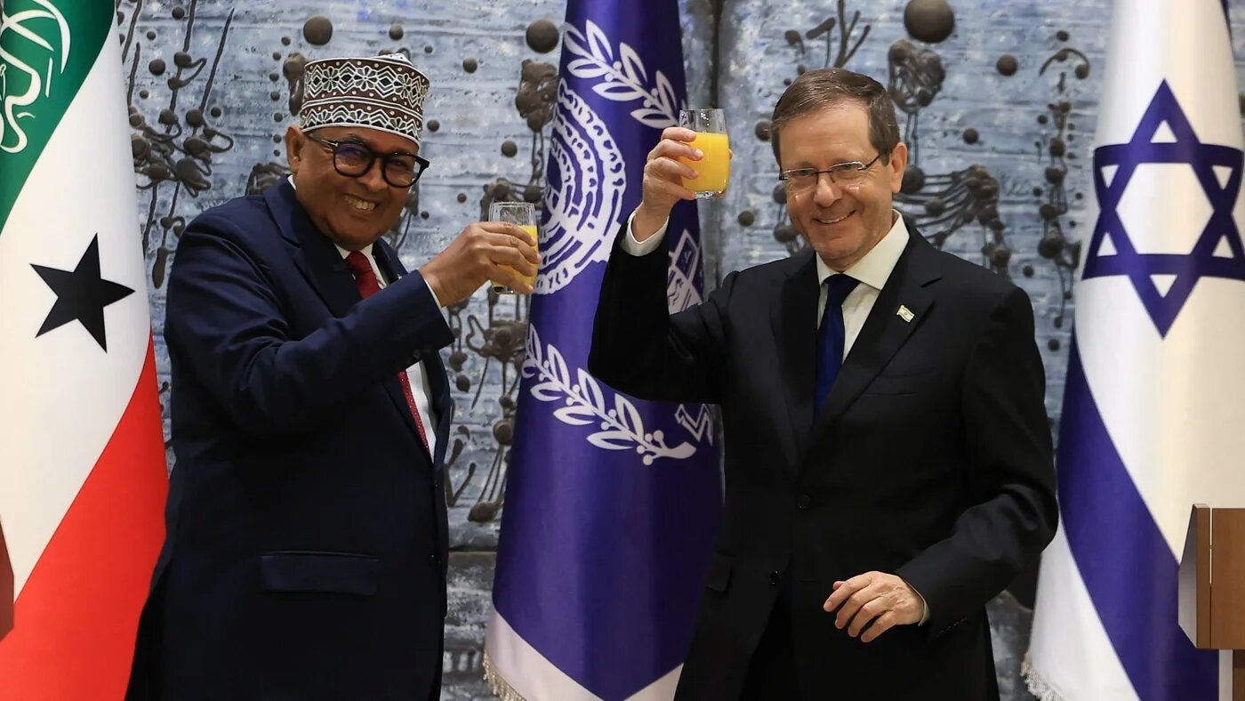Israel's President Isaac Herzog and Somaliland's President Abdirahman Mohamed Abdullahi hold up their drinks at the President's Residence in Jerusalem, 14 June, 2026 (Ronen Zvulun/Reuters)