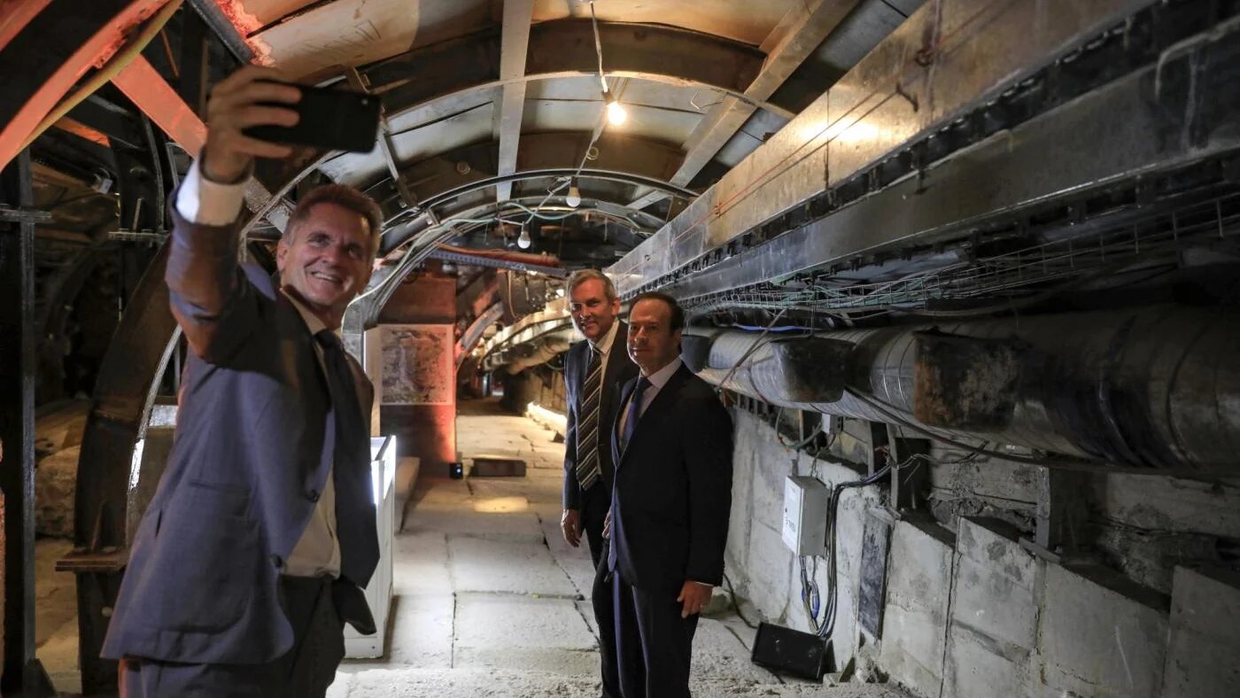 Un homme prend un selfie lors de l’ouverture d’un tunnel dans la « Cité de David », un site archéologique et touristique israélien dans le quartier palestinien de Silwan, à Jérusalem-Est occupée, le 30 juin 2019 (AFP)