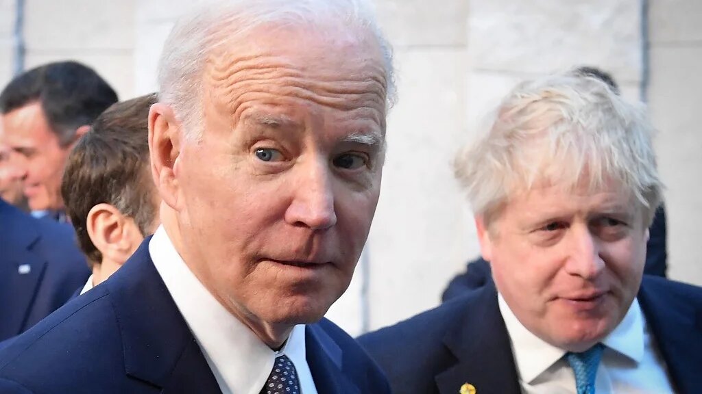 US President Joe Biden (L) and Britain's Prime Minister Boris Johnson (R) at Nato Headquarters in Brussels, 24 March 2022 (AFP)