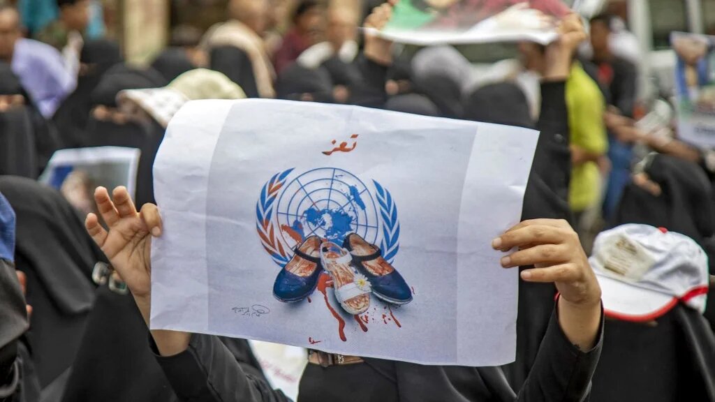 Demonstrators in Taiz protest demanding the end of a years-long blockade of the area imposed by Yemen's Houthi rebels, 26 July 2022 (AFP)