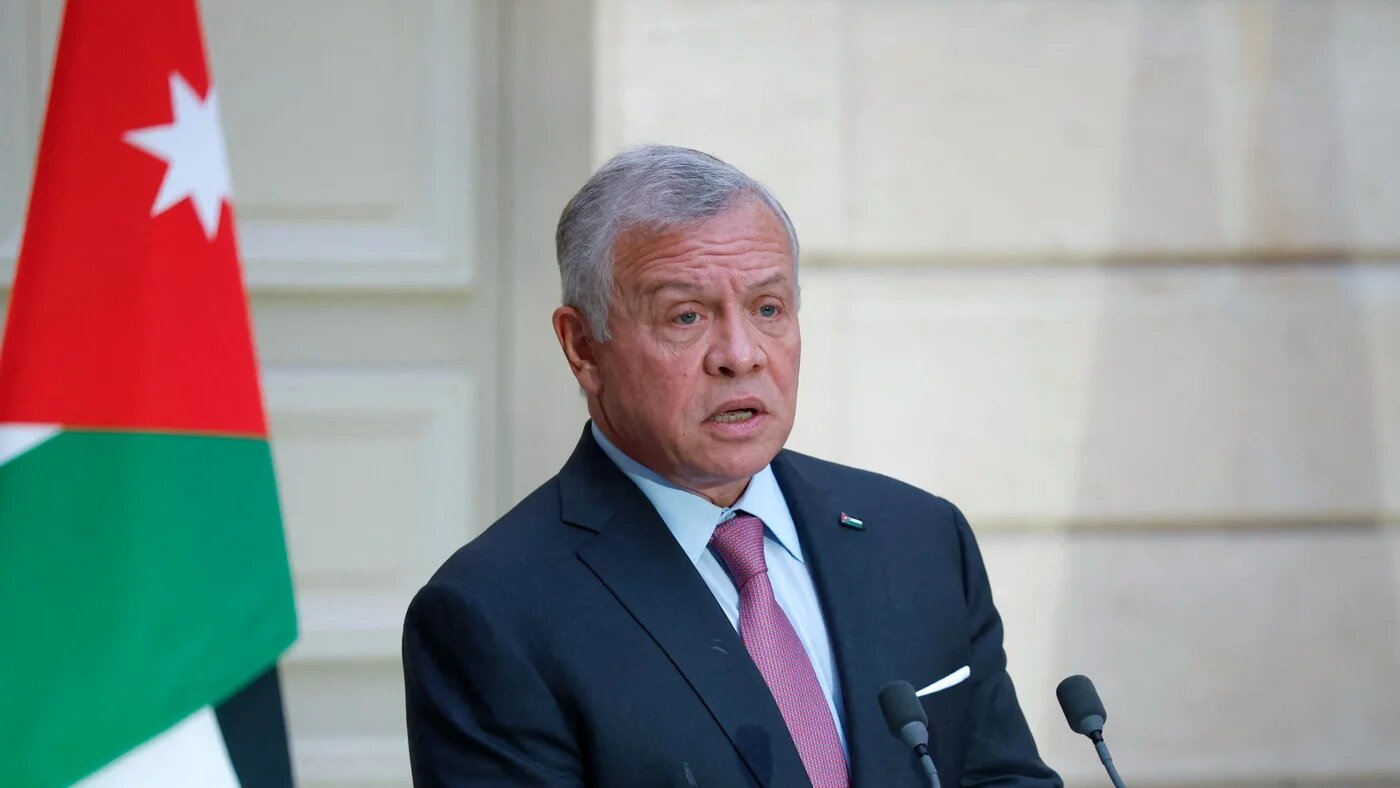 Le roi Abdallah II de Jordanie s’exprime lors d’une déclaration commune avec le président français à l’Élysée, à Paris, le 16 février 2024 (AFP)
