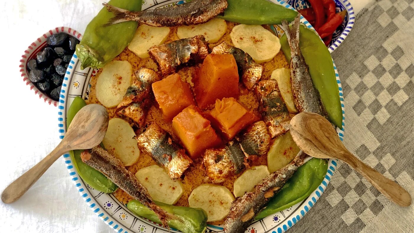C’est à l’aube ou au petit matin qu’on doit aller acheter ses sardines, au retour des pêcheurs, puis les cuire sans tarder (MEE/Foued Frini)