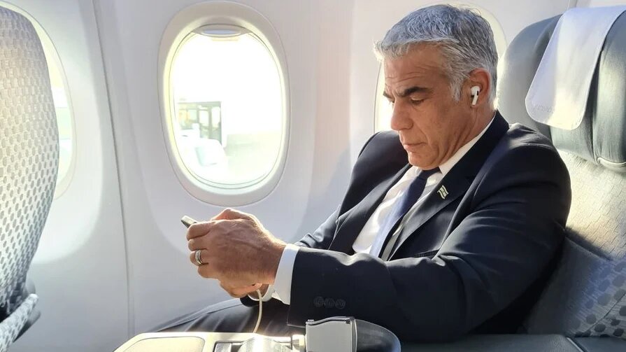 Yaïr Lapid a tweeté sa photo au moment du décollage vers Abou Dabi (Twitter/@YairLapid)