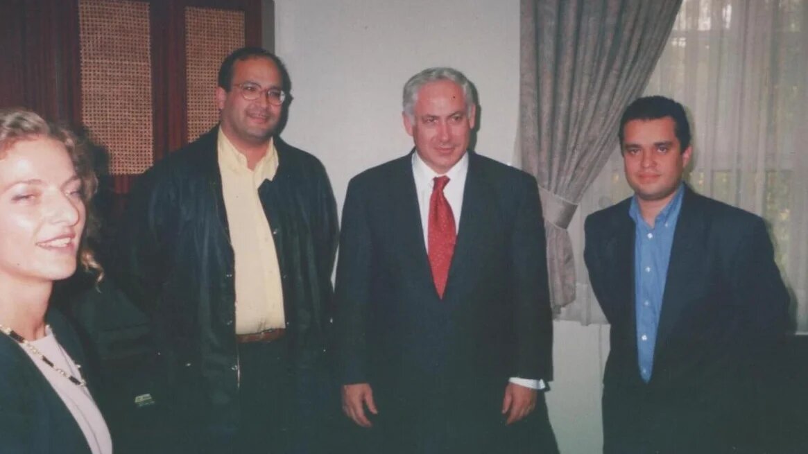 Le journaliste Ali Lmrabet (à gauche) avec le Premier ministre israélien Benyamin Netanyahou et le directeur général du Journal, Ali Amar, à Tel Aviv en 1998 (avec l’aimable autorisation de Ali Lmrabet)