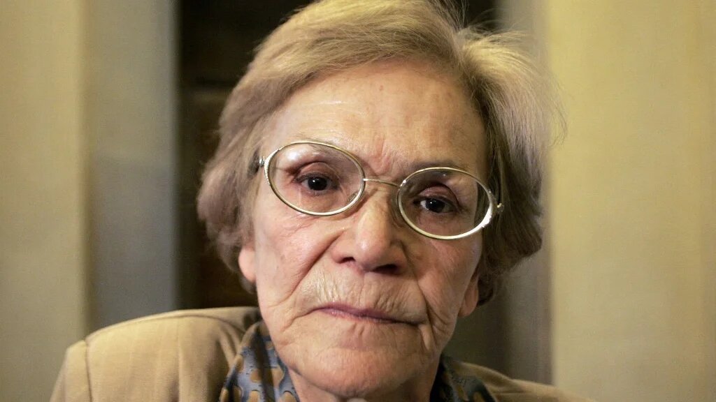 Louisette Ighilahriz, ex-militante pour l’indépendance de l’Algérie, qui affirme avoir été violée par un officier de l’armée française à Alger en 1957, arrive à la salle d’audience, le 8 septembre 2005 au palais de justice de Paris, au premier jour du procès en appel du général Maurice Schmitt, ancien chef d’état-major des armées qui avait mis en cause son témoignage (AFP/Joël Robine)