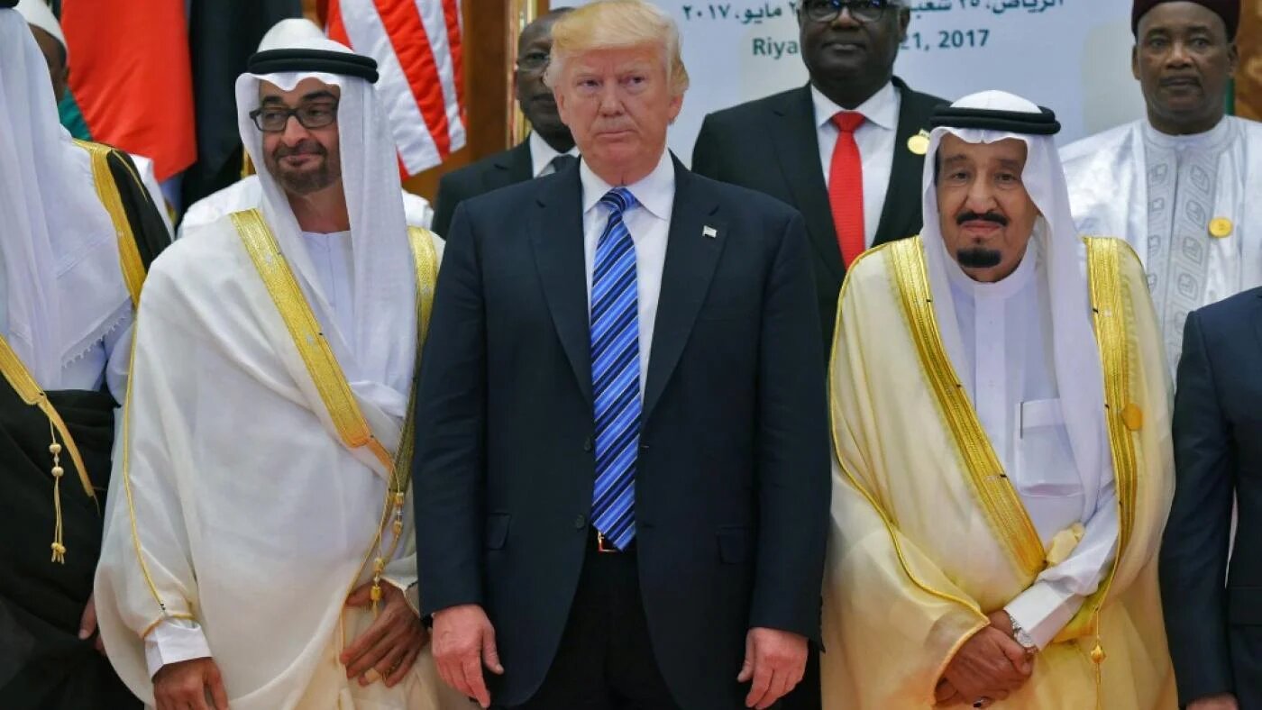 Le président américain Donald Trump, le roi Salmane ben Abdelaziz al-Saoud et le prince héritier d’Abou Dabi Mohammed ben Zayed al-Nahyane (à gauche) posent pour une photo de groupe à l’occasion du sommet arabo-islamo-américain à Riyad, le 21 mai 2017 (AFP)
