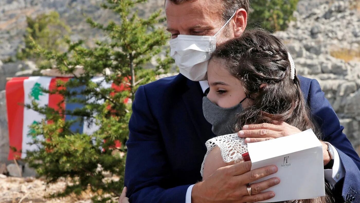 Emmanuel Macron prend dans ses bras une victime de l’explosion pendant une visite à Beyrouth, le 1er septembre (AFP)
