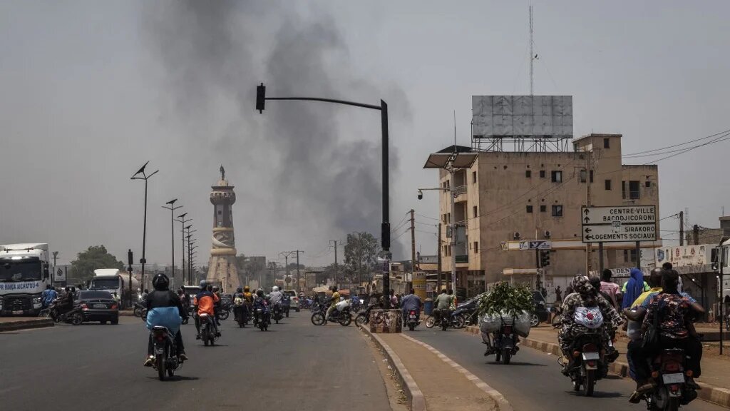 Black smoke rises above buildings in the Malian capital Bamako after attacks by the Azawad Liberation Front and the Group for the Support of Islam and Muslims, 26 April 2026 (AFP)