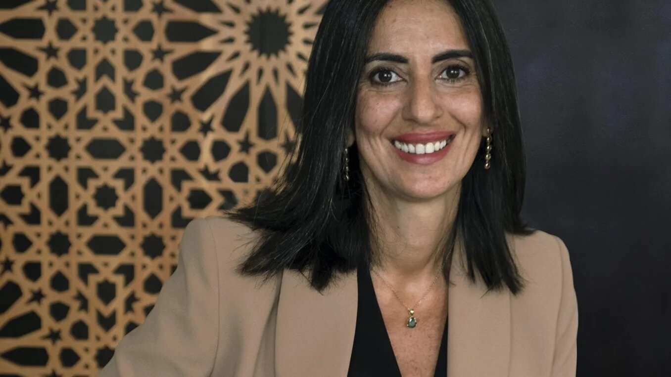 Pour la première fois dans l’histoire du Maroc, une femme est nommée à la tête du ministère de l’Économie et des Finances : Nadia Fettah Alaoui avait été ministre du Tourisme de 2019 à 2021 (Facebook/HEC Paris)