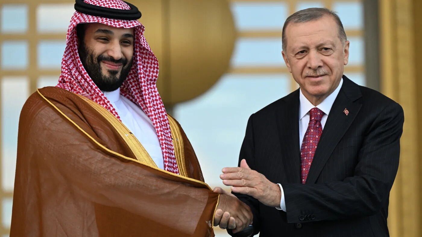 Turkish President Recep Tayyip Erdogan (R) welcomes Saudi Crown Prince Mohammed bin Salman (L) upon his arrival at the Presidential Complex in Ankara on 22 June 2022 (AFP)