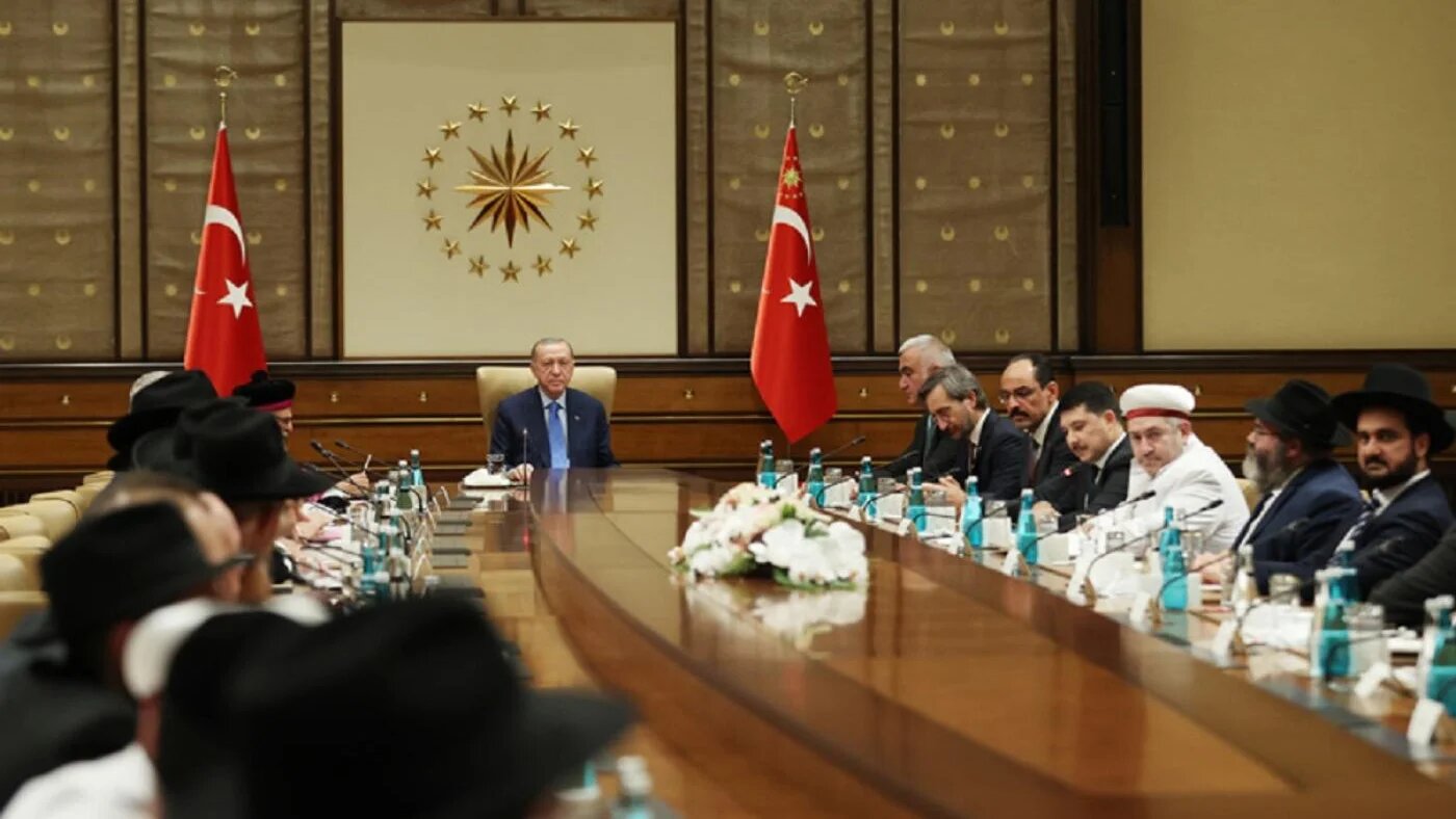 Le président turc Recep Tayyip Erdoğan accueille une réunion de rabbins du monde musulman, le 22 décembre 2021 (présidence turque)