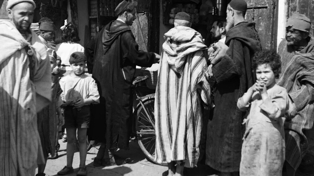 Une photo datant de 1946 montre une scène dans le quartier juif de Marrakech, au Maroc (AFP)