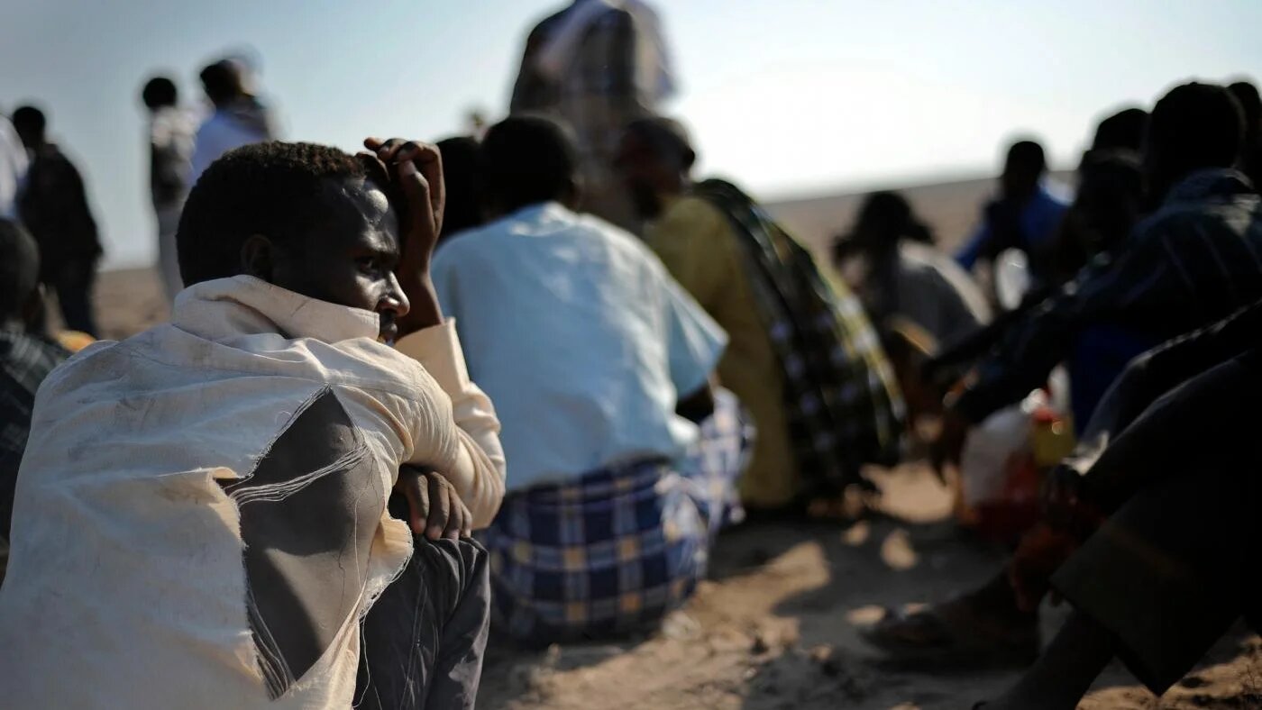 Des migrants éthiopiens attendent des bateaux de passeurs pour traverser le golfe d’Aden et rallier le Yémen, à Djibouti, le 5 décembre 2010 (AFP)