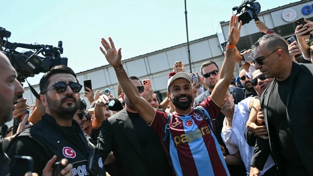 Egyptian forward Mohamed Salah gestures as he arrives at Istanbul Ataturk Airport to complete his transfer to Turkish football club Trabzonspor in Istanbul on August 5, 2026. (Ozan KOSE / AFP)