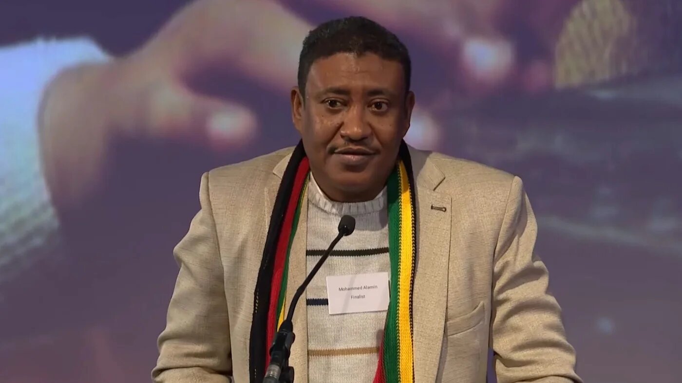 Mohammed Amin reçoit son prix à Londres, le 16 novembre : « Soyez vous-mêmes, soyez indépendants, dites la vérité, racontez ce qui se passe vraiment » (Rory Peck Trust)