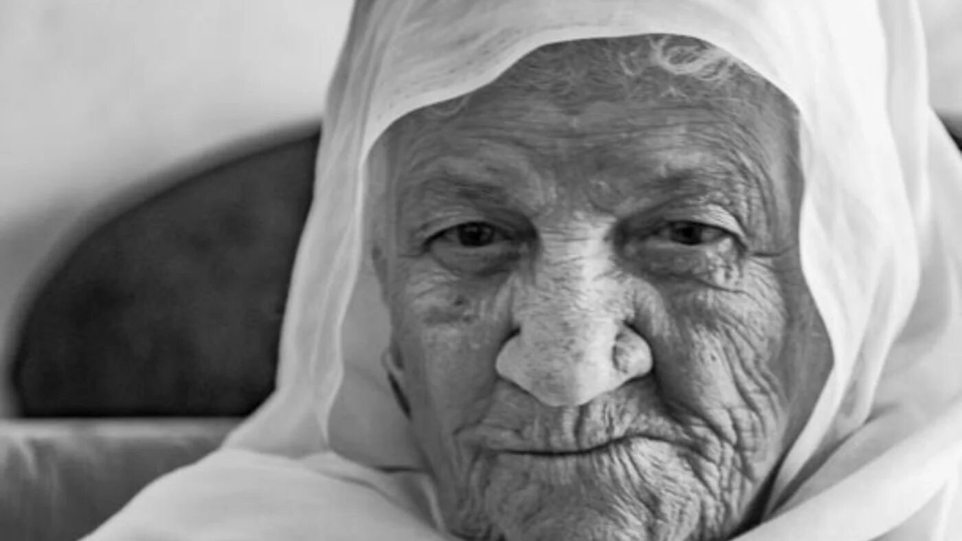 Photographiée en 2019, Khadija al-Azza a été contrainte de fuir le village de Tell al-Safi en 1948. L’octogénaire palestinienne vit depuis des décennies dans le camp de réfugiés d’al-Amaari, en Cisjordanie occupée (MEE/Skip Schiel)