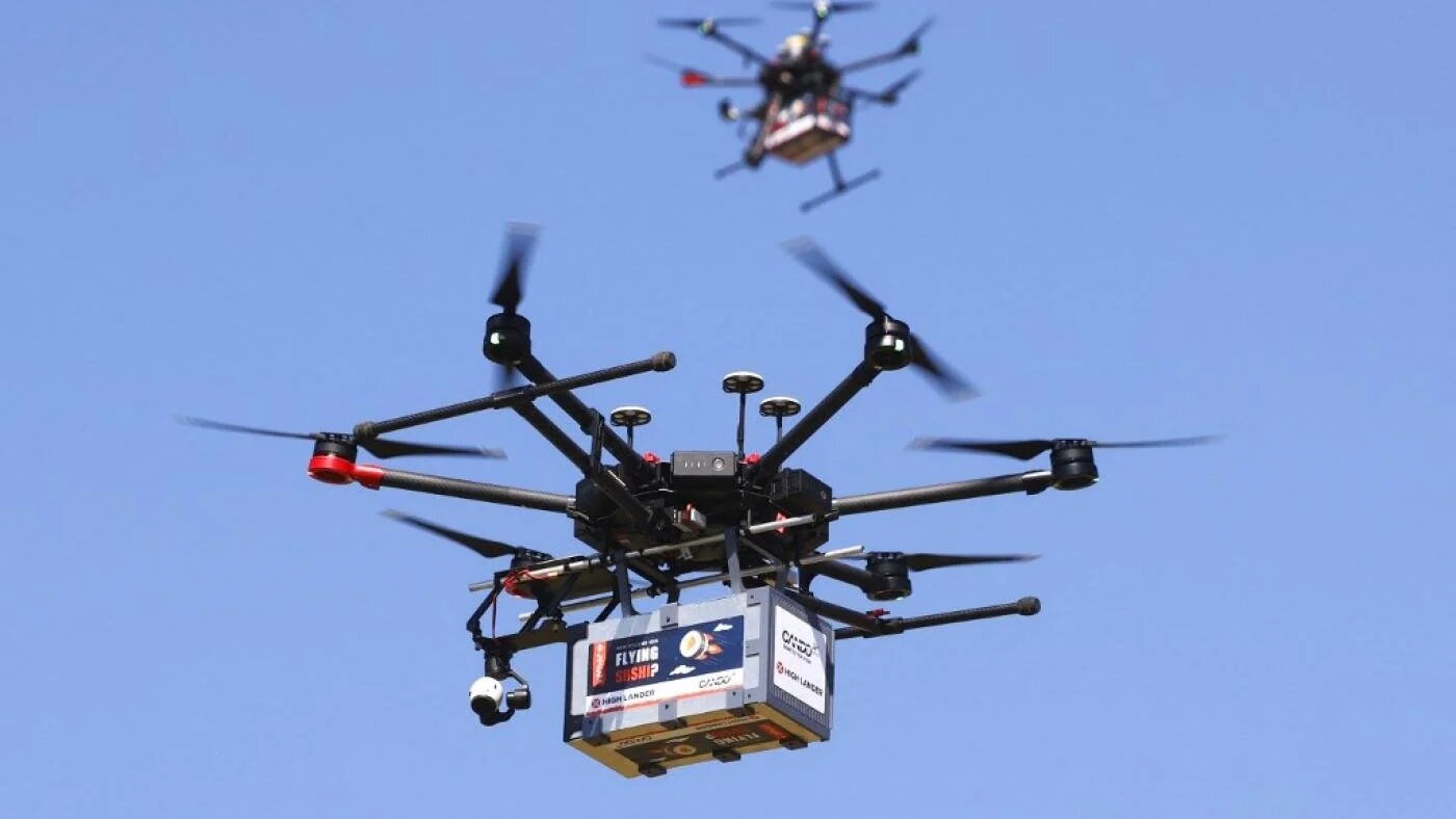 Des drones effectuent des livraisons de fast-food lors d’un événement presse dans la ville israélienne de Herzliya, le 11 octobre 2021. Les drones commerciaux sont de plus en plus utilisés comme armes par des acteurs non étatiques (AFP)