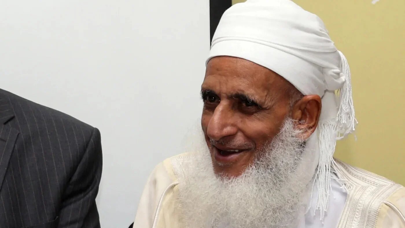 Sheikh Ahmed bin Hamad al-Khalili, Grand Mufti of the Sultanate of Oman, is pictured during a meeting at the International Union for Muslim Scholars in Doha on 21 September 2014 (AFP)
