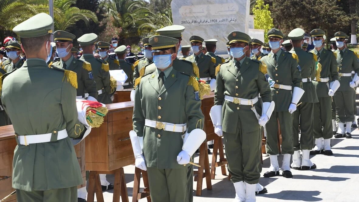 L'Algérie a enterré dimanche, à l'occasion du 58e anniversaire de son indépendance, les restes de 24 combattants tués au début de la colonisation française et restitués par Paris (photos : présidence algérienne)