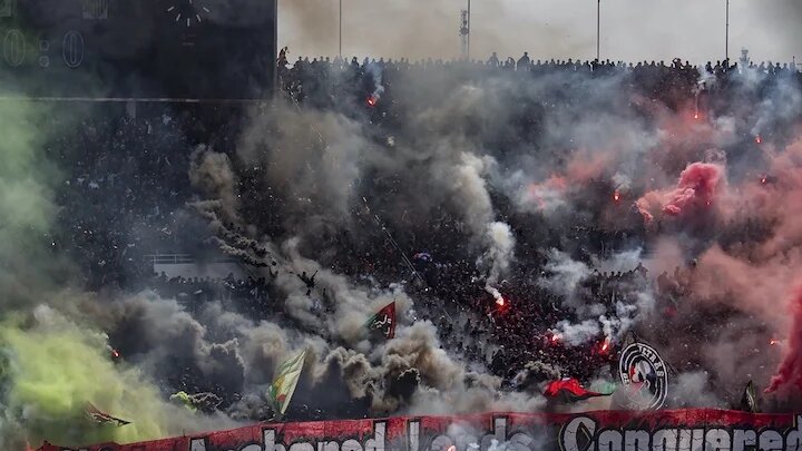 Après un match opposant la Maghreb Association Sportive (MAS) de Fès à l’Association sportive des Forces armées royales (AS FAR, club de la capitale, éliminé 2 à 0) le 13 mars, des ultras ont envahi le terrain et s’en sont pris aux forces de l’ordre (Facebook/Black Army’06)