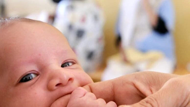 Les associations féministes luttent depuis longtemps pour la reconnaissance des enfants nés hors mariages, privés de leurs droits élémentaires vis-à-vis des pères biologiques (AFP)