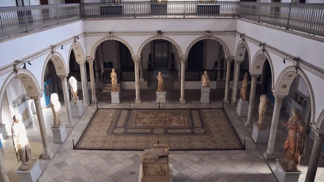Le musée, qui partage avec l’ARP les mêmes murs, un ensemble palatial qui fut une ancienne demeure des beys (gouverneurs représentant l’Empire ottoman), est fermé pour éviter toute tentative de pénétrer dans le Parlement (AFP/Fethi Belaid)