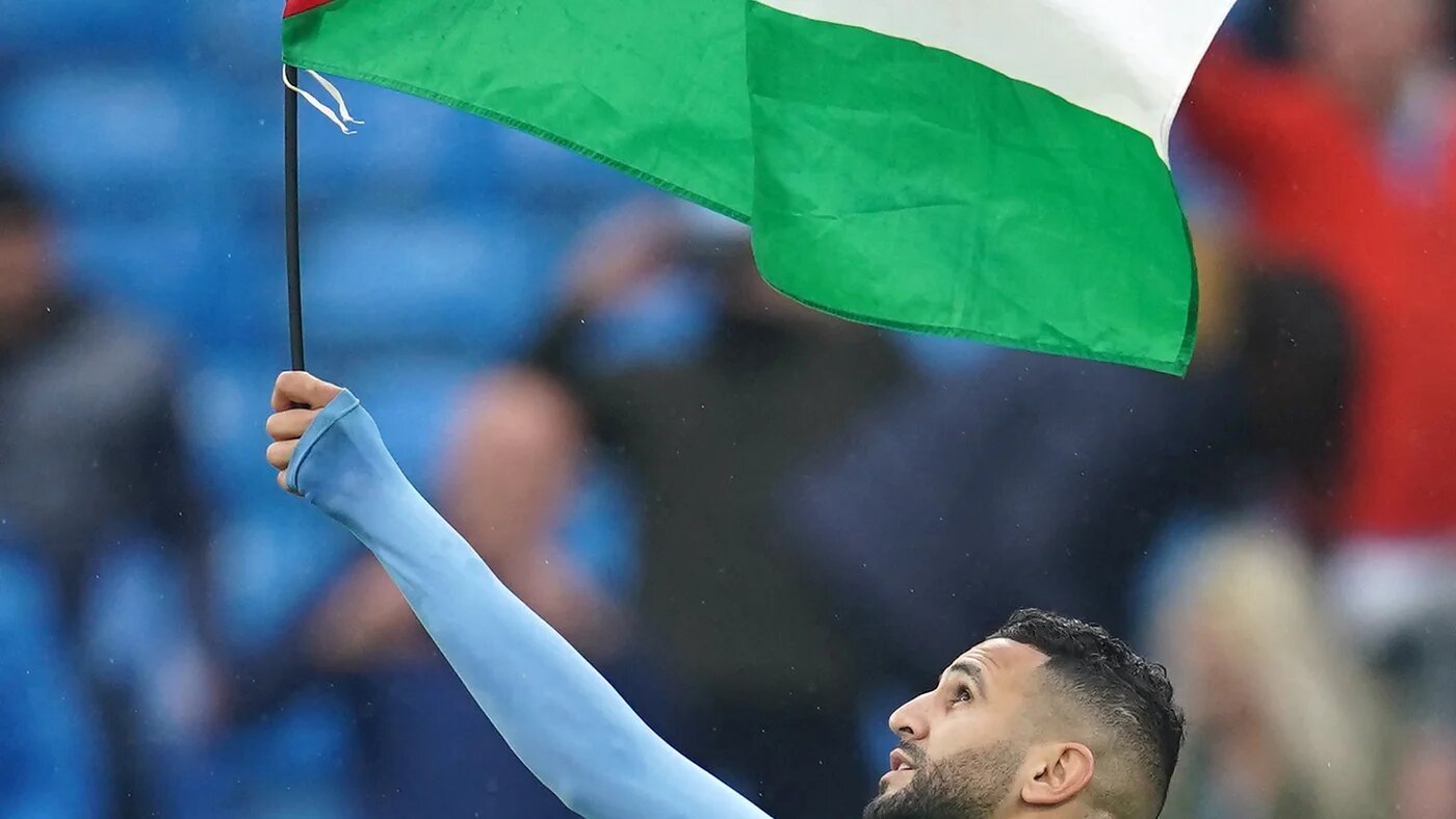 Fin de la finale de Premier League entre Manchester et Everton : Riyad Mahrez brandit le drapeau palestinien, le 23 mai 2021 (AFP/Dave Thompson)