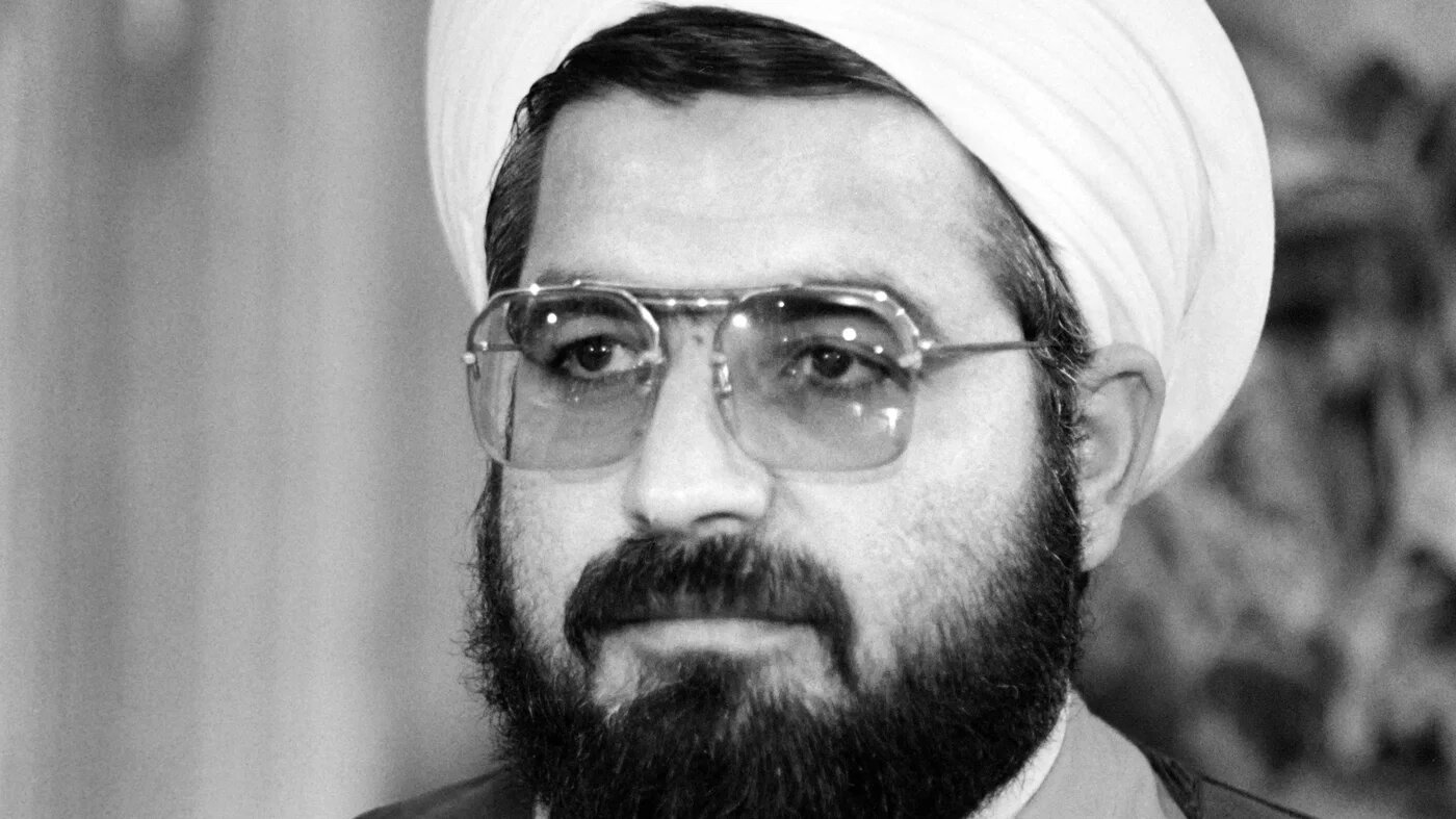 Hassan Rohani, alors président de la commission de défense du Parlement iranien, lors d’une conférence de presse à l’ambassade d’Iran à Paris, le 10 septembre 1985 (AFP/Mario Fourmy)