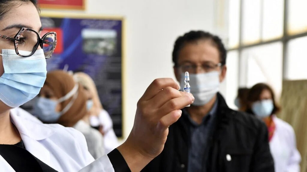 Le bilan de la crise sanitaire, un an après son déclenchement, est mitigé. Si la première vague a été contenue grâce à une union sacrée, les tiraillements politiques ont fortement affecté la courbe des contaminations et retardé la vaccination