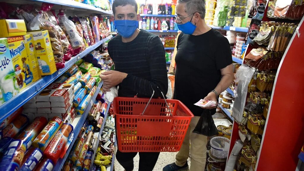 Des Algériens font leurs courses dans une supérette à Alger pendant le Ramadan, le 6 mai 2020 (AFP)