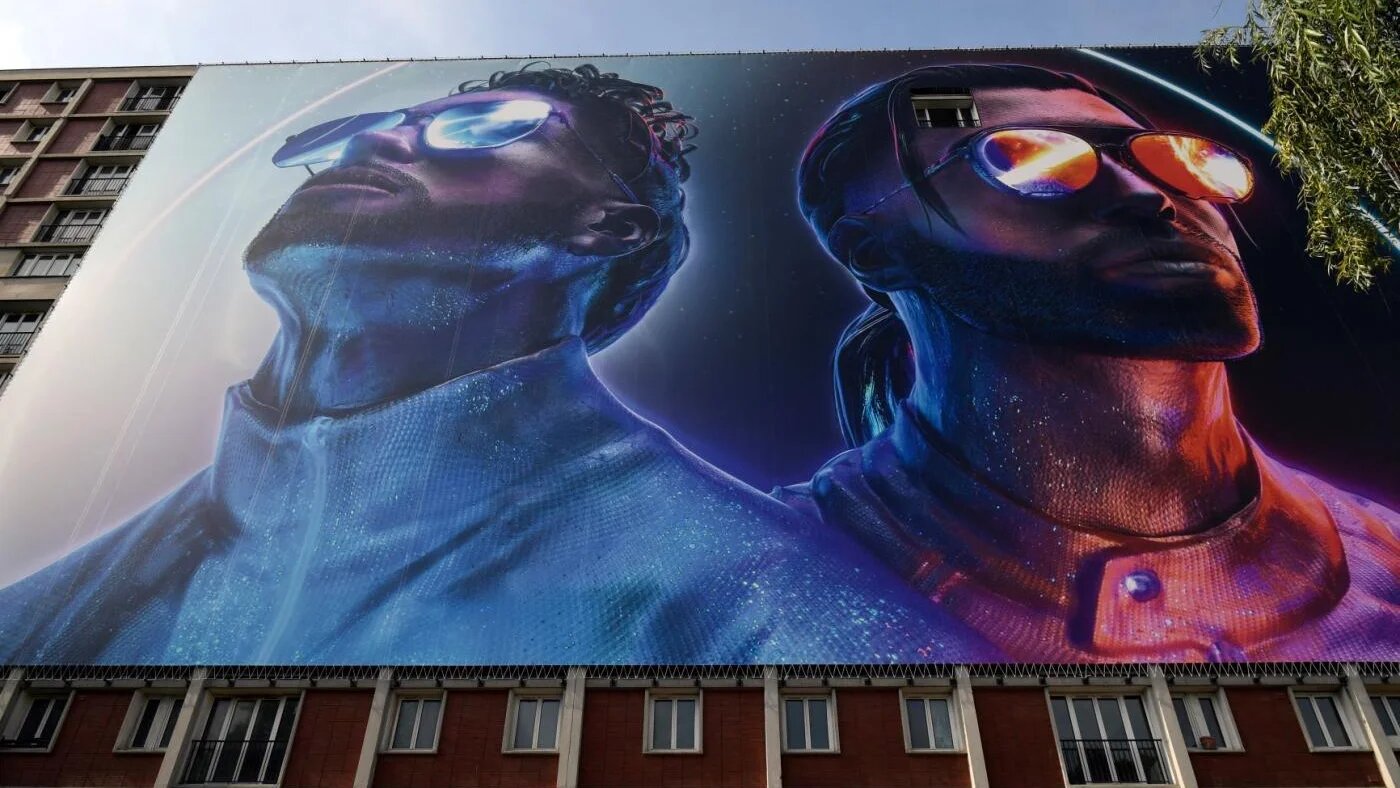 Une banderole représentant Ademo et N.O.S (Tarik et Nabil Andrieu) du groupe de rap PNL, sur un bâtiment où ils ont passé une partie de leur adolescence, à Ivry-sur-Seine, en banlieue parisienne (AFP/Lionel Bonaventure)