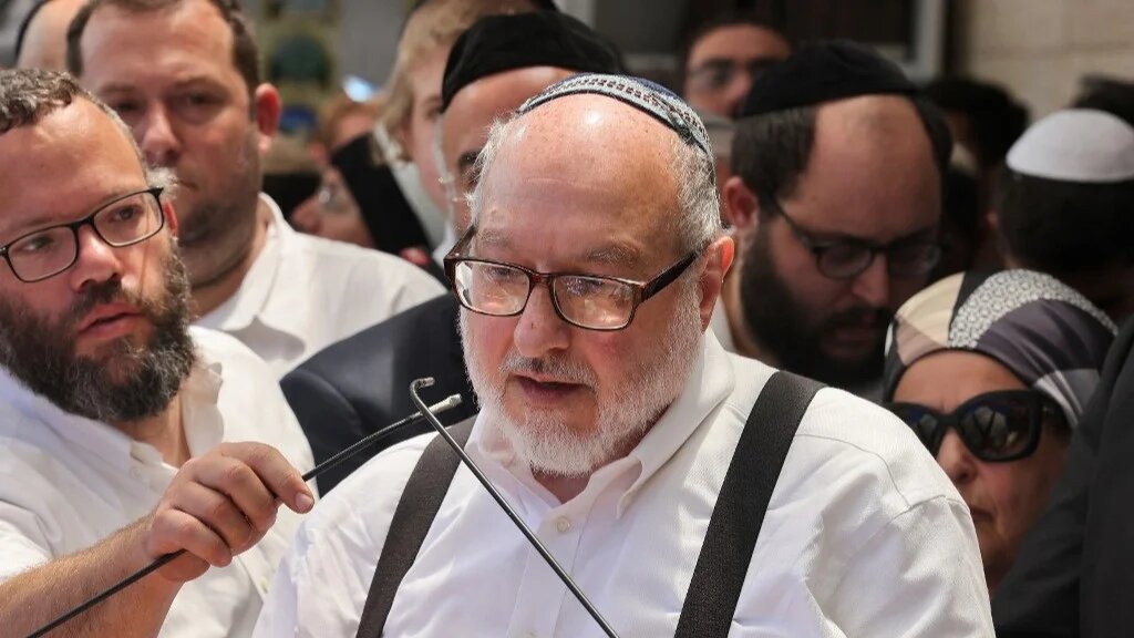 Jonathan Pollard speaks during a funeral in Jerusalem on 6 May 2021 (Menahem Kahana/AFP)