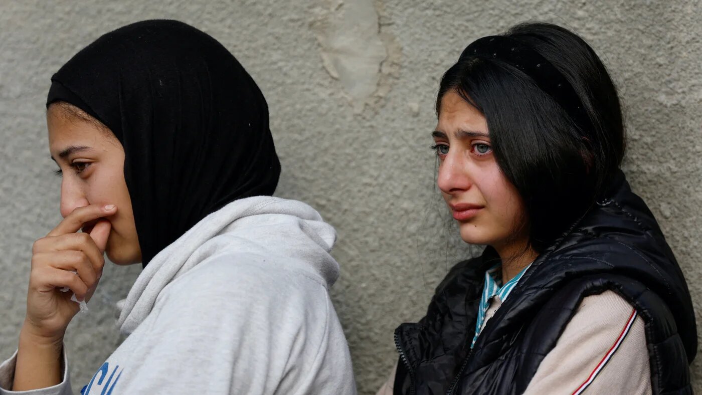 Des personnes endeuillées aux funérailles de Jana Zakarneh à Jénine, en Cisjordanie occupée, le 12 décembre 2022 (Reuters)