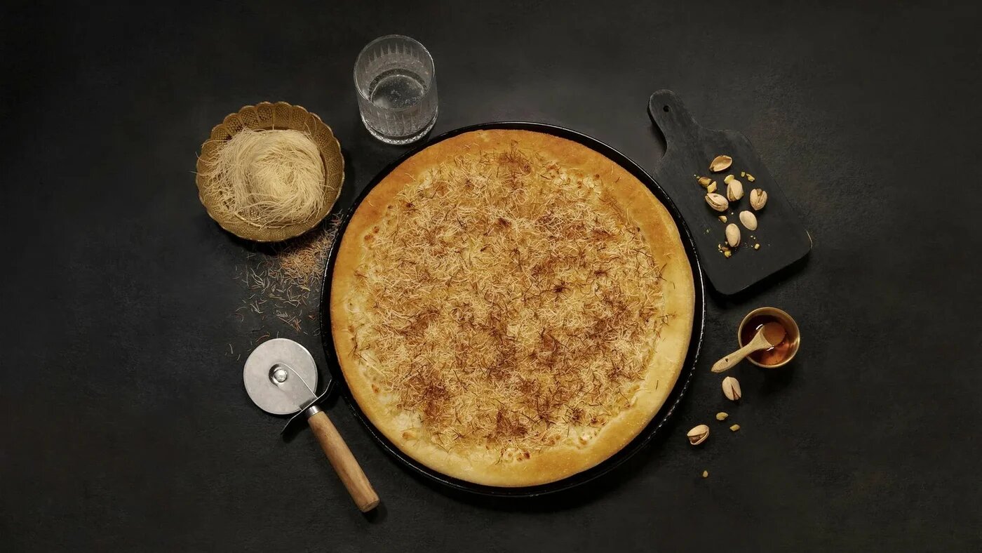 La dernière création de Pizza Hut en Israël, la pizza au knafeh, fait l’unanimité contre elle (capture d’écran/Keith Glassman)