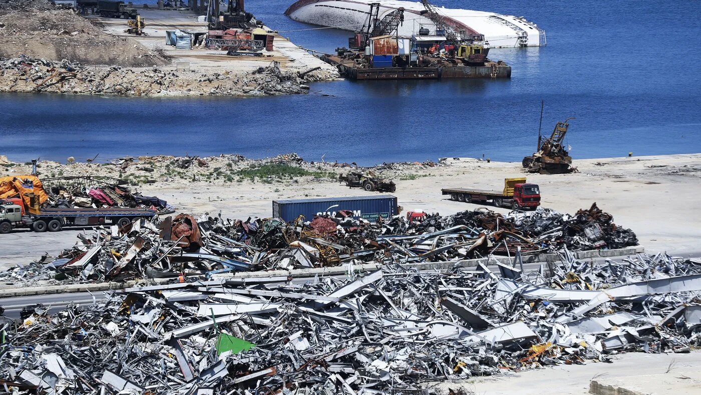 Une photo montre des tas de ferraille provenant des décombres de structures détruites dans le port de la capitale libanaise Beyrouth, le 9 avril 2021 (AFP/Joseph Eid)