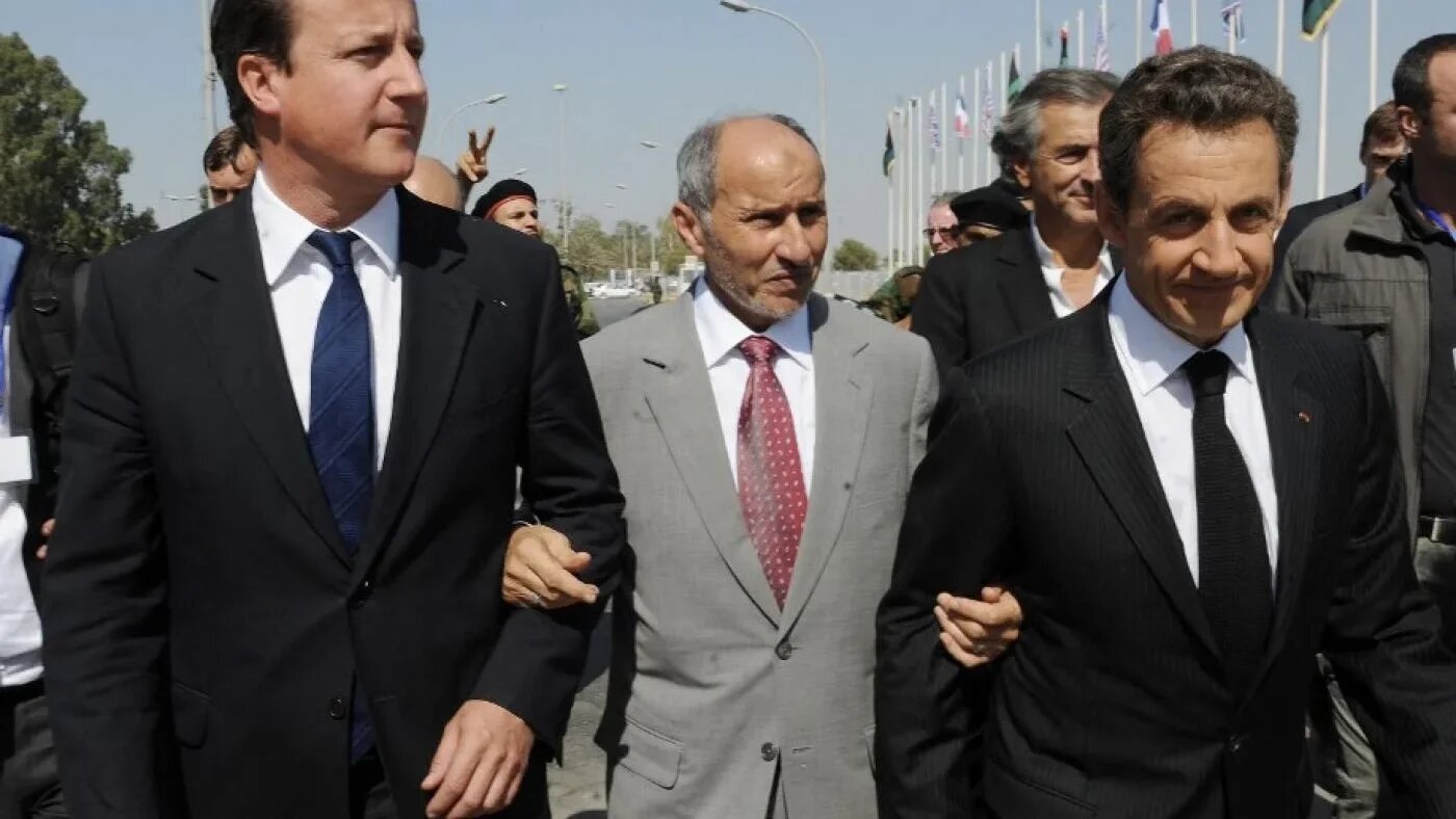 Le Premier ministre britannique David Cameron (à gauche) et le président français Nicolas Sarkozy (à droite) avec le président du Conseil national de transition Moustapha Abdel Jalil à Tripoli en Libye, le 15 septembre 2011 (AFP)