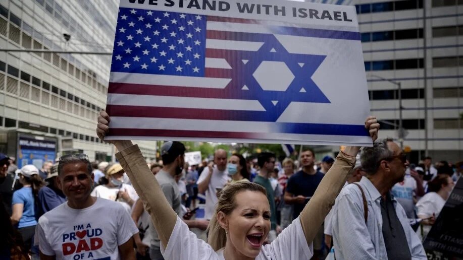 Pro-Israel demonstrators attend a rally denouncing antisemitism and antisemitic attacks, in Manhattan, New York, 23 May 2021 (AFP)