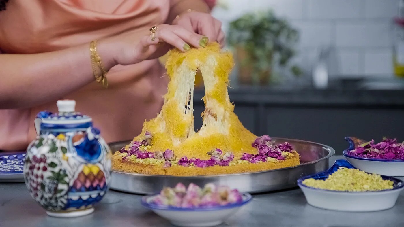 Le knafeh traditionnel de Naplouse est réalisé avec de l’akkawi, un fromage très salé qu’il faut faire tremper avant de le rincer pour éliminer une partie du sel (MEE)