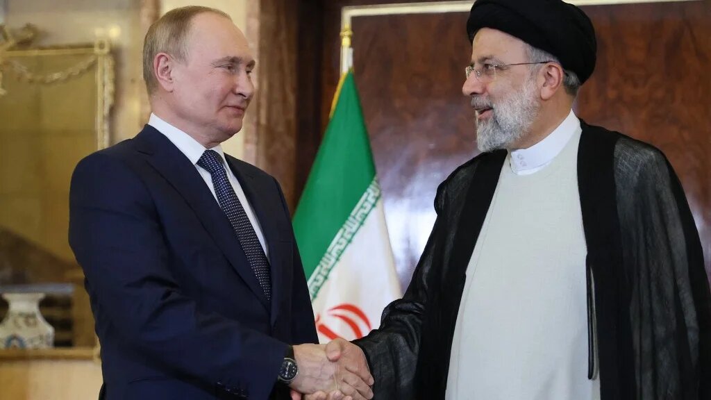 Russian President Vladimir Putin (L) and Iran's President Ebrahim Raisi hold a meeting in Tehran on 19 July 2022 (AFP)