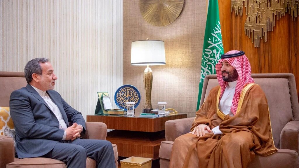 A handout picture provided by the Saudi Press Agency (SPA) shows Saudi Crown Prince Mohammed bin Salman (R) meeting with Iranian Foreign Minister Abbas Araghchi in Riyadh October 9, 2024 (SPA / AFP)