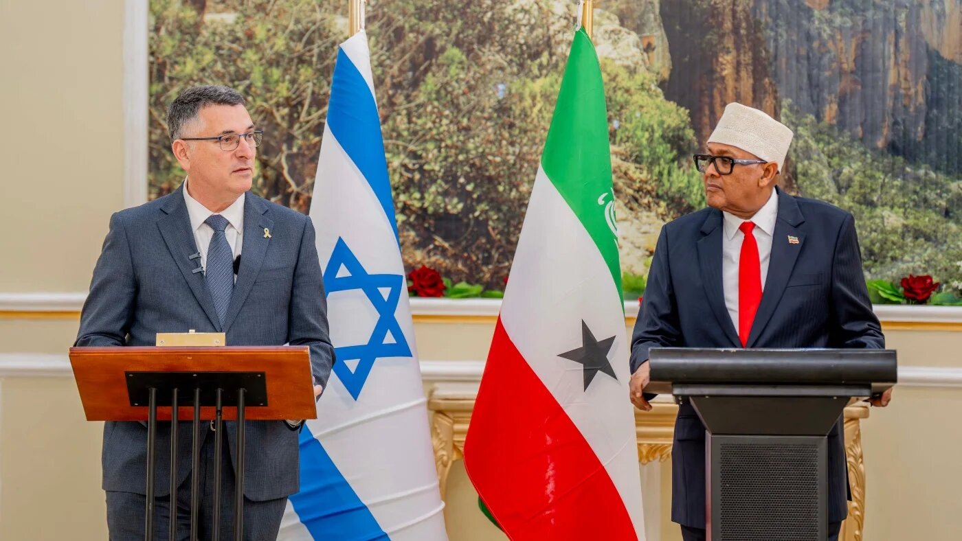 Somaliland's President Abdirahman Abdullahi Mohamed (R) with Israel's Foreign Minister Gideon Saar (L) at the Presidential Palace in Hargeisa on 6 January 2026. Somaliland Presidential Office / AFP