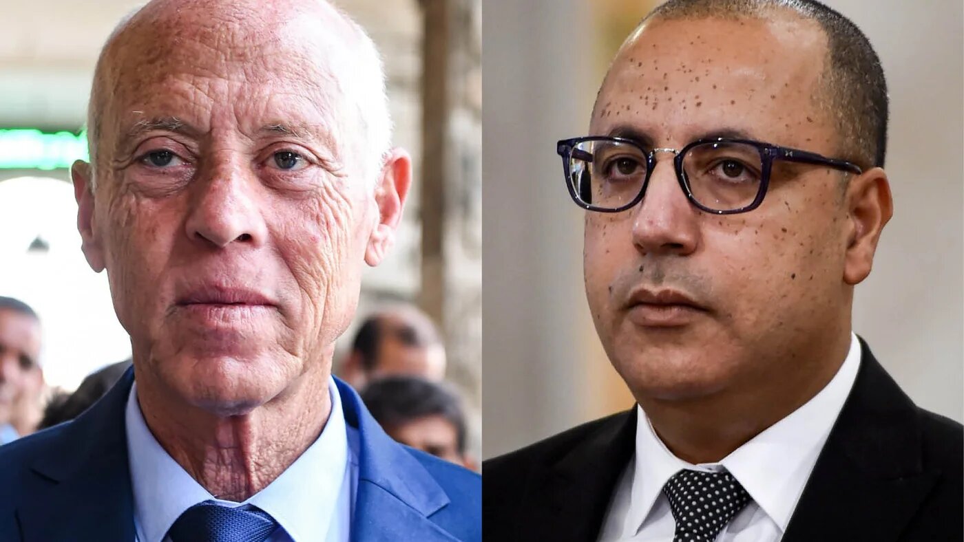 Le président de la République Kais Saied (à gauche) s’oppose au remaniement ministériel auquel le chef du gouvernement Hichem Mechichi a procédé le 16 janvier (AFP)