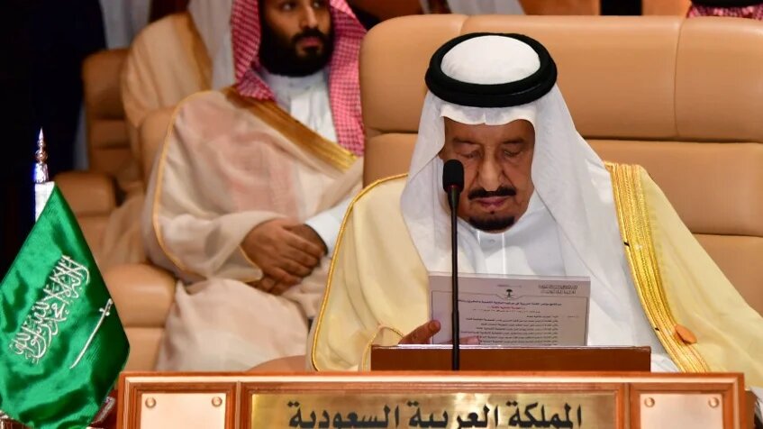 Le roi saoudien Salmane ben Abdelaziz et son fils, le prince héritier Mohammed ben Salmane (AFP) 