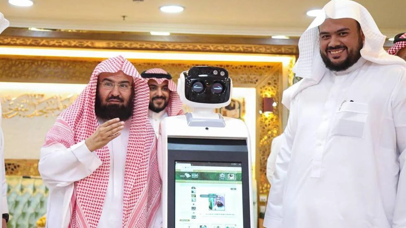 Abdoul Rahman al-Soudaïs (à gauche), président du comité de gestion des deux mosquées saintes en Arabie saoudite, lance un nouvel ensemble de robots (Twitter/@ReasahAlharmain)