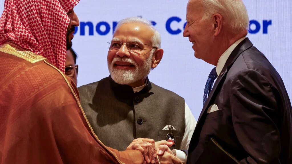 Le prince héritier saoudien Mohammed ben Salmane (à gauche), le Premier ministre indien Narendra Modi (au centre) et le président américain Joe Biden lors du sommet du G20 à New Delhi, le 9 septembre 2023 (AFP)