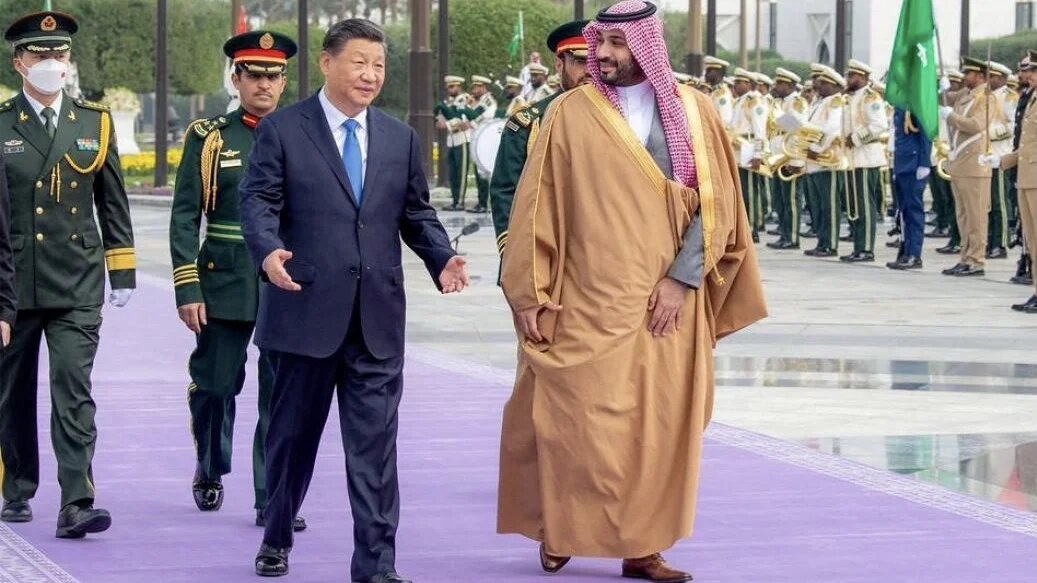 Saudi Crown Prince Mohammed bin Salman welcomes Chinese President Xi Jinping in Riyadh, Saudi Arabia on 8 December 2022 (Saudi Press Agency/Handout via Reuters)