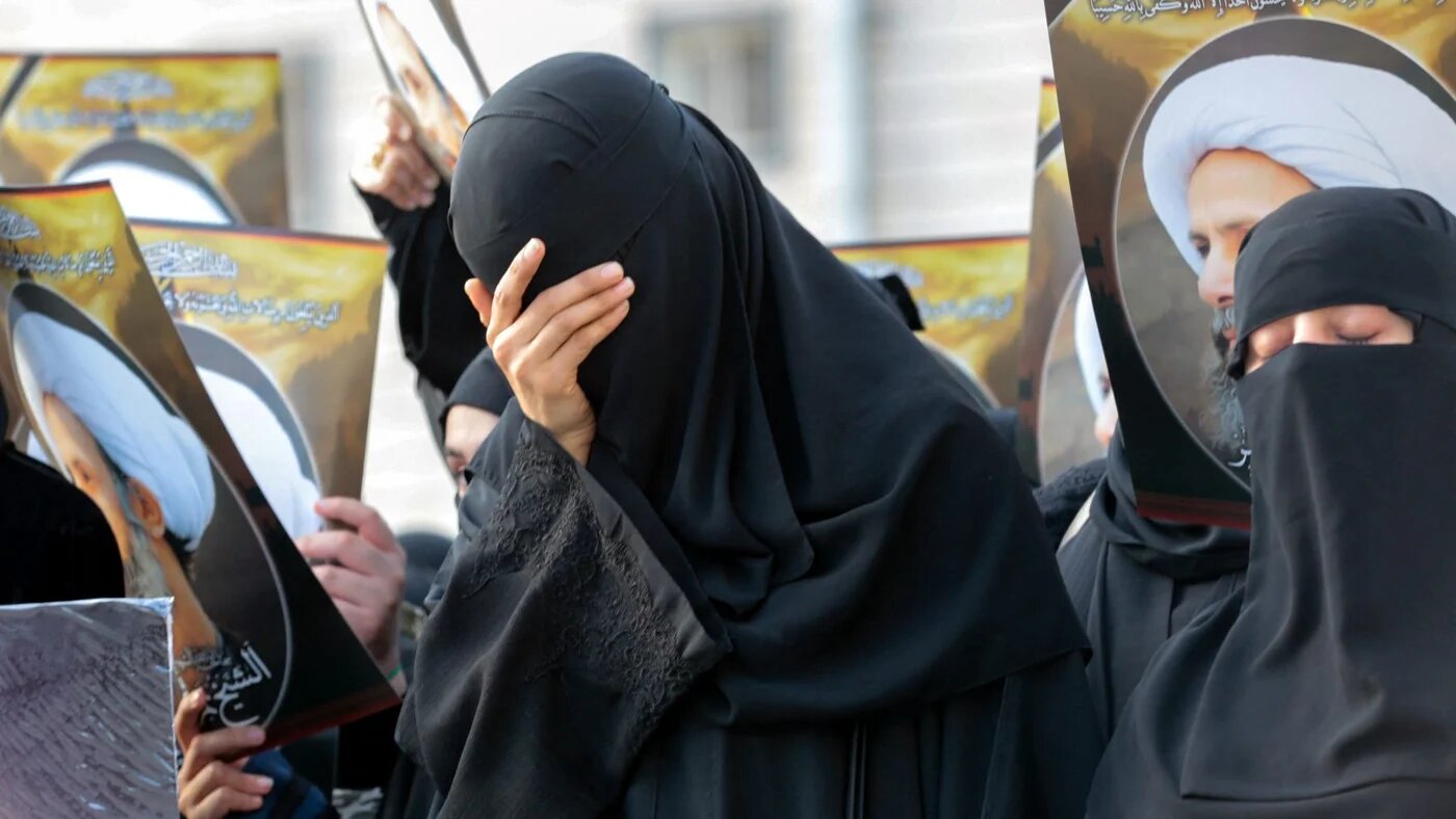 Saudi Shia women react during a protest against the execution of cleric Nimr al-Nimr in Qatif, eastern Saudi Arabia, 8 January 2016 (STR/AFP)