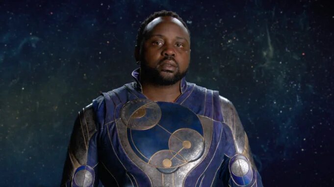 Brian Tyree Henry incarne dans Les Éternels un super-héros homosexuel en couple avec l’acteur libanais Haaz Sleiman (Marvel)
