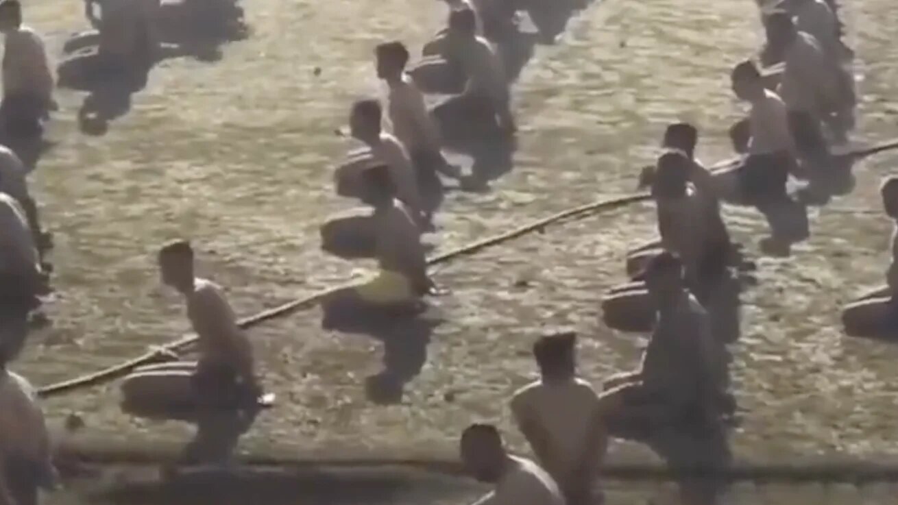Des Palestiniens rassemblés dans un stade après avoir été arrêtés et dénudés (Capture d’écran/X)